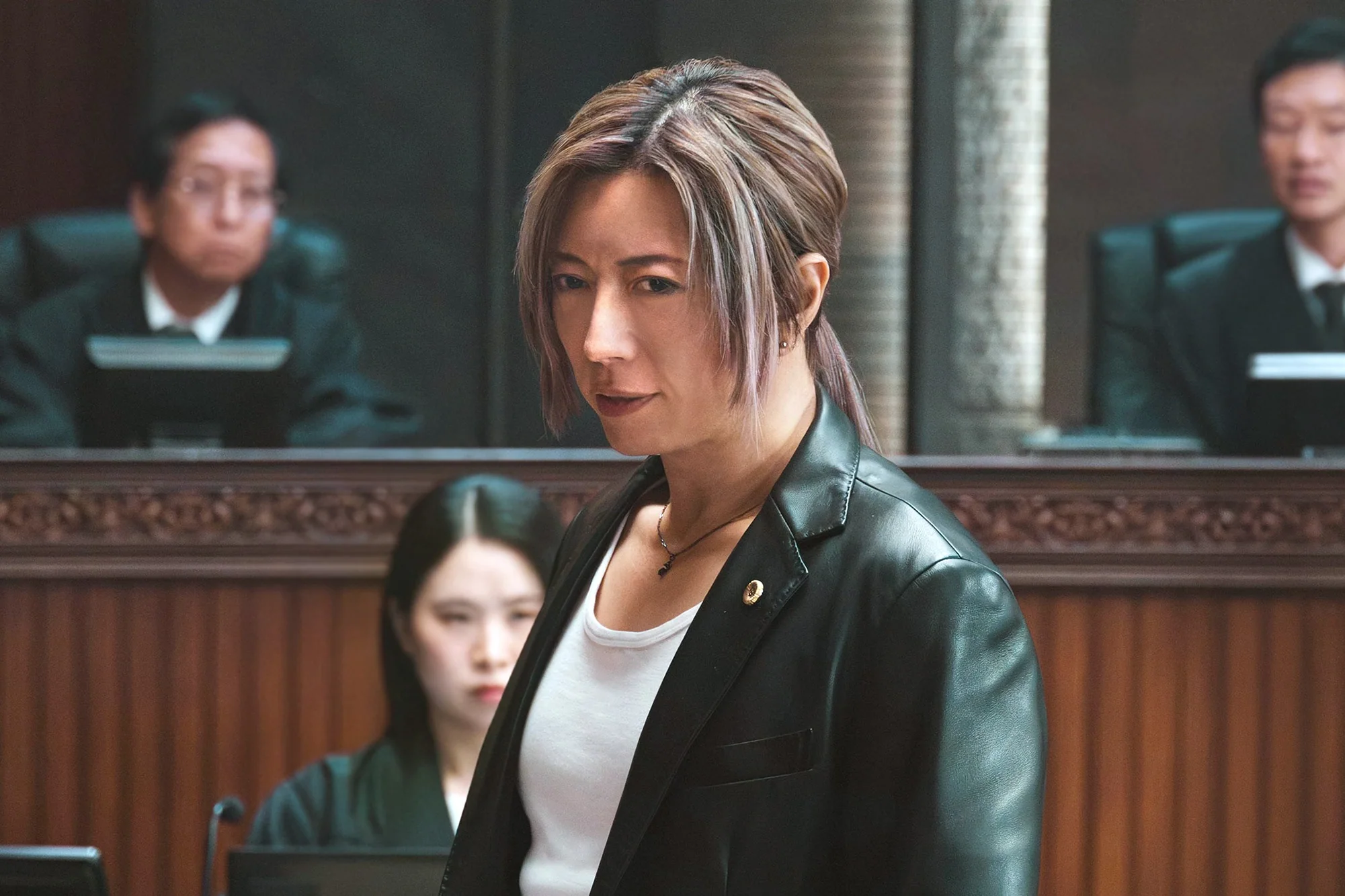 《黑色詭計~操縱審判的辯護人~》第 1 集官方劇照,GACKT 飾演浦真鷲直人